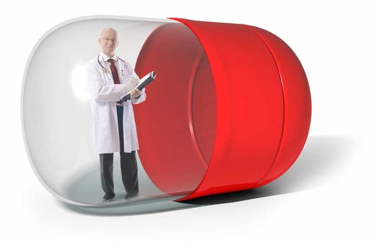 Dokter in een transparante capsule