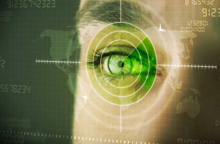 Close-up van het oog van een vrouw met een radarscherm ervoor