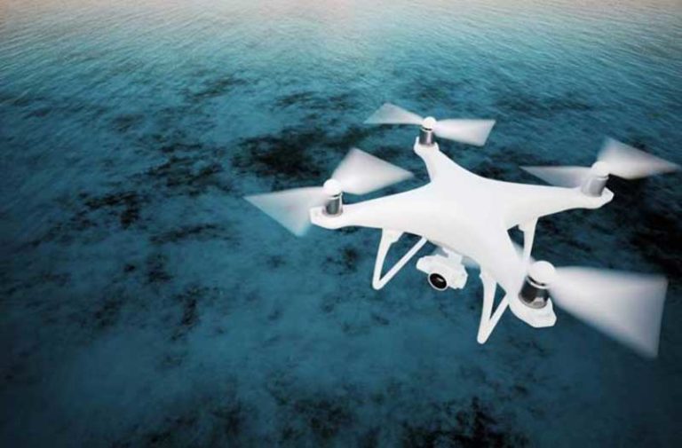 Witte drone vliegt boven water