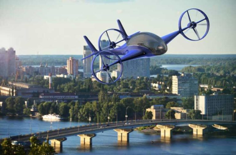 futuristisch uitziend luchtvaartuig met drie propellers vliegt boven een rivier|||