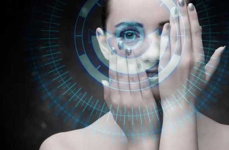 Een vrouw houdt haar handen voor het gezicht met daarvoor een digitale overlay bestaande uit cirkels, lijnen en data, gericht op haar oog