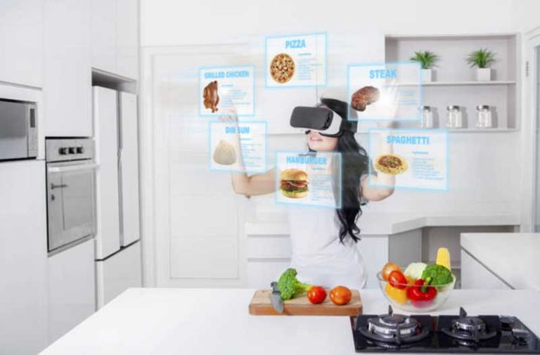 Meisje met VR headset in de keuken en bedient digitale menukaarten