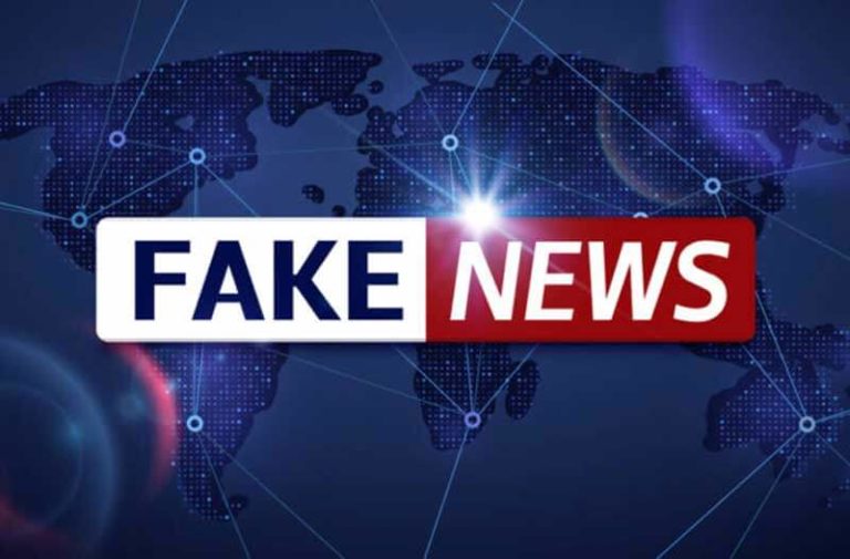 Een foto van een tv-scherm met de wereldkaart en de woorden ‘fake news’