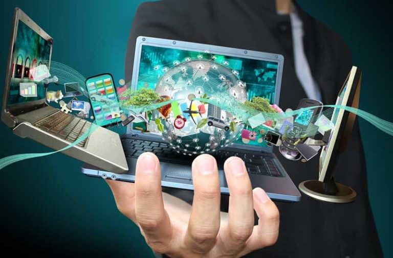 Een man houdt twee laptops vast in een hand waartussen allerlei digitale iconen zweven