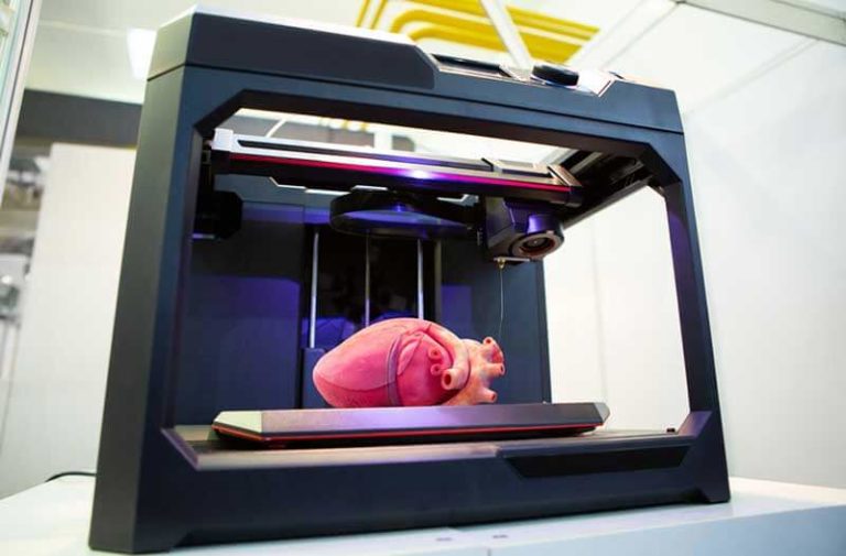 Bioprinter met glazen wanden waarin een roze hart ligt