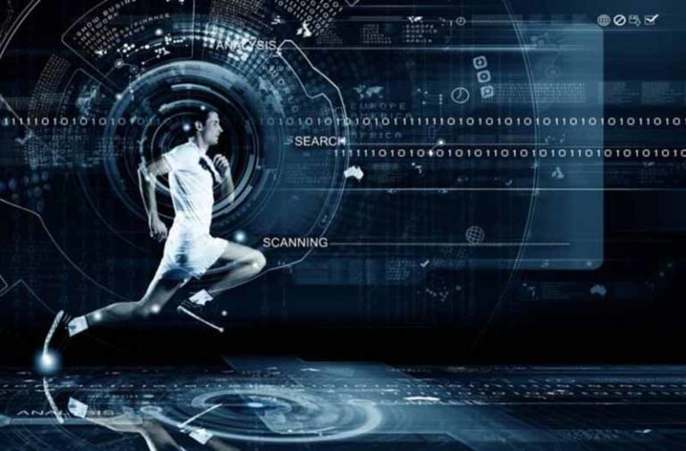 Een hardlopende persoon in witte sportkleding met daarvoor een laag met digitale informatie