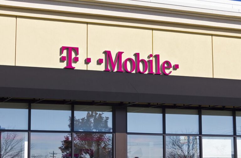 Een bedrijfspand met het T-Mobile logo in paarse letters