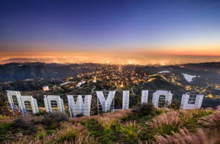 Foto van het Hollywood-bord bovenop de berg, genomen vanaf de achterzijde