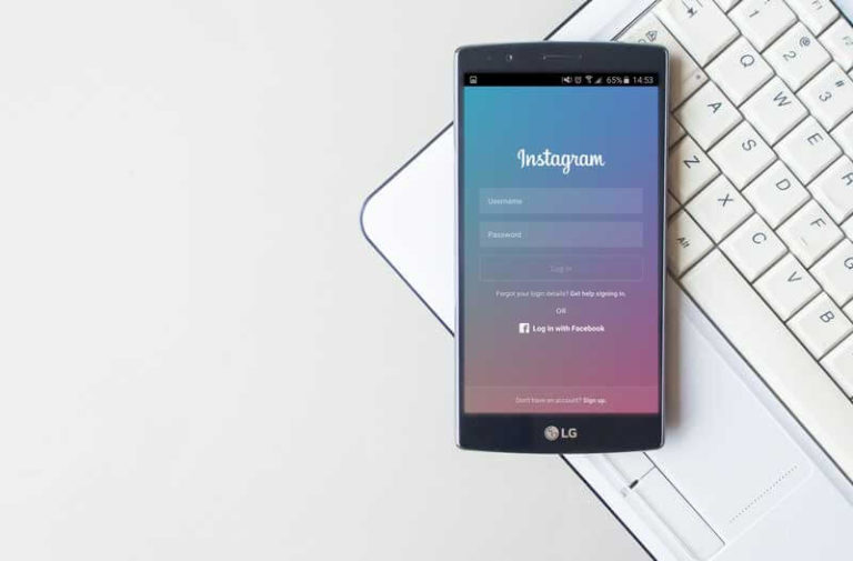 Een LG smartphone met een blauw-roze scherm met de inlogpagina van Instagram