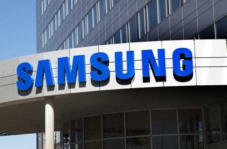 Gebouw met gevel waarop blauw Samsung logo afgebeeld is