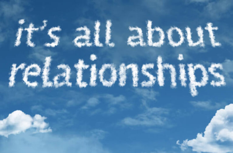 Een afbeelding van een blauwe lucht met witte wolken met de tekst ‘it’s all about relationships