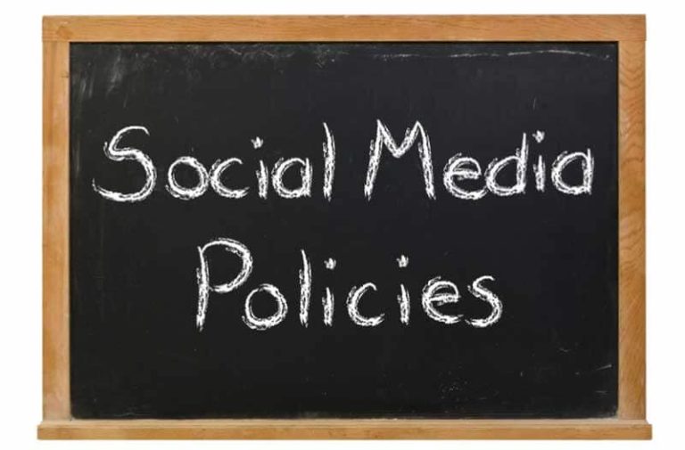 Een zwart schoolbord met de woorden ‘social media policies’