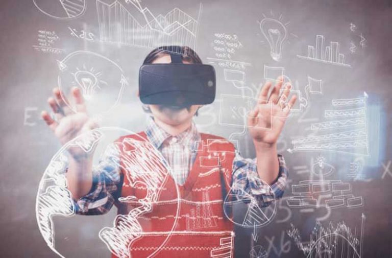 Een kind met een VR-headset bedient een virtueel scherm met digitale grafieken en infographics