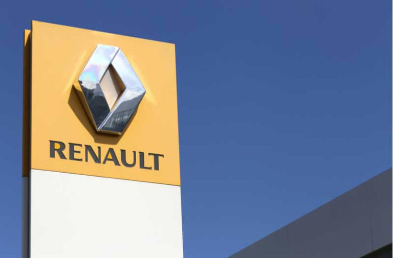 Een zuil met het Renault-logo tegen een blauwe achtergrond