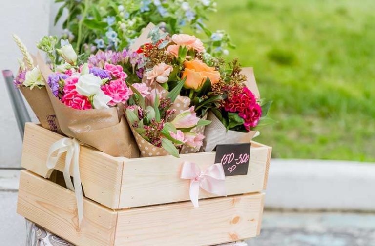 Een houten krat met bosjes bloemen