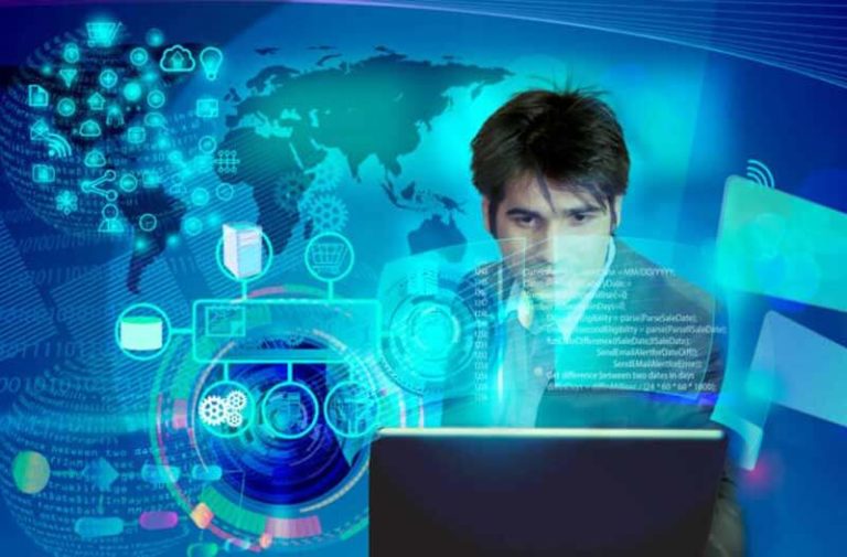 Een man zit achter een laptop met op de achtergrond een blauwe wereldkaart met digitale iconen en infographics