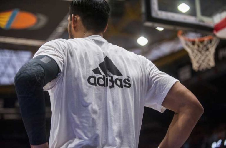 Basketbalspeler met een wit Adidas-tshirt aan