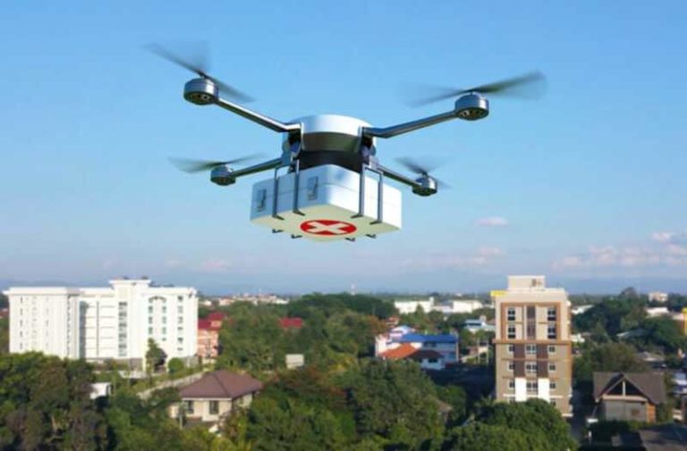 Drone vliegt over een stad en vervoert medische hulpmiddelen