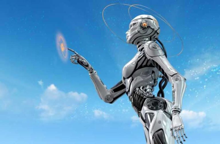 Vrouwelijke humanoïde robot bedient een holografische interface met op de achtergrond een blauwe lucht