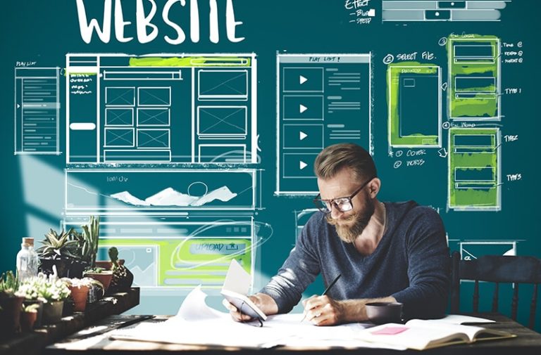 Een man zit aan een bureau met papieren tegen een groene achtergrond met allerlei getekende grafieken en het woord ‘website’