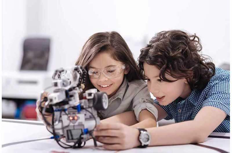 Twee kinderen spelen met een robot-achtig apparaat