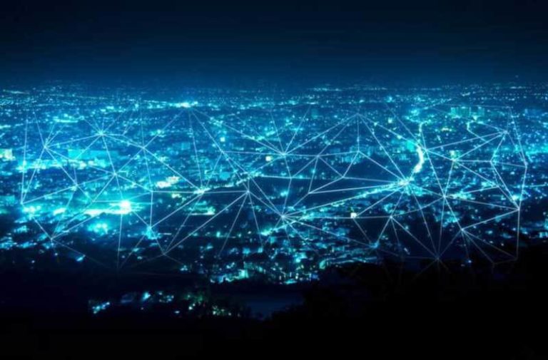 Een stad bij avond met een digitale overlay van een netwerk bestaande uit lichtgevende lijnen en punten