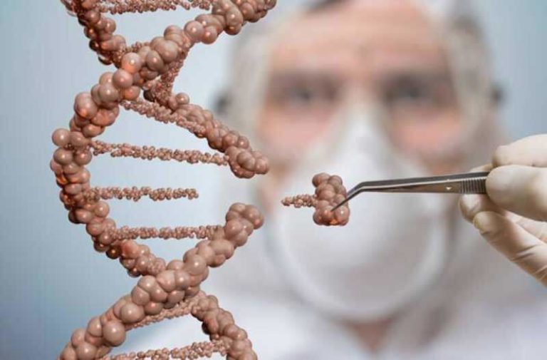 Wetenschapper met pincet verwijdert een stuk DNA uit een DNA-streng