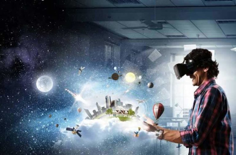Een man met een VR-headset bekijkt een digitale illustratie van de skyline van een stad met planeten en satellieten