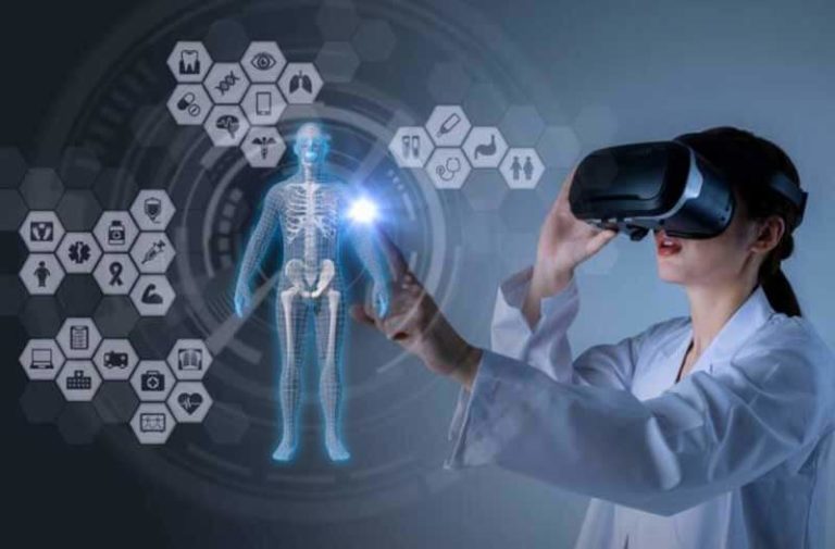 Een vrouwelijke medische professional met een VR-headset op