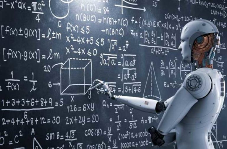 Humanoïde robot schrijft op een schoolbord waar allemaal formules op staan
