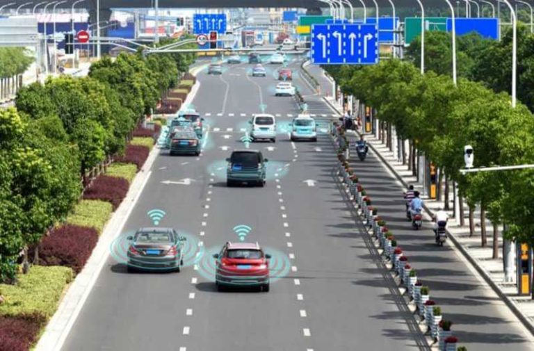 Een snelweg met auto’s waarboven wifi-pictogrammen zweven