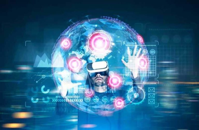 Een man met een VR-headset bedient een holografische interface
