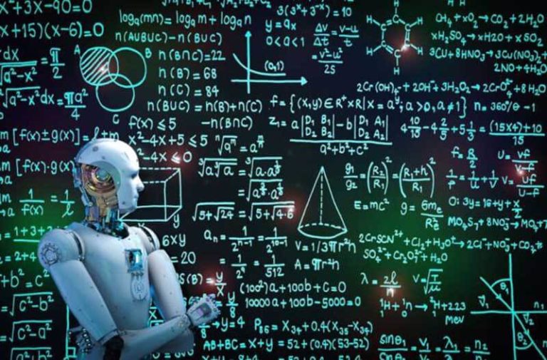 Humanoïde robot kijkt naar een bord dat volstaat met wiskundige formules