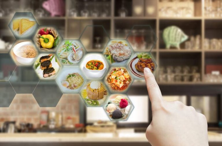 Persoon bij winkeltoonbank wijst naar digitale voedsel-icoontjes