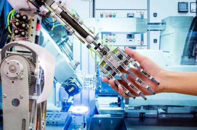Een robothand en een mensenhand houden elkaar vast in een laboratorium