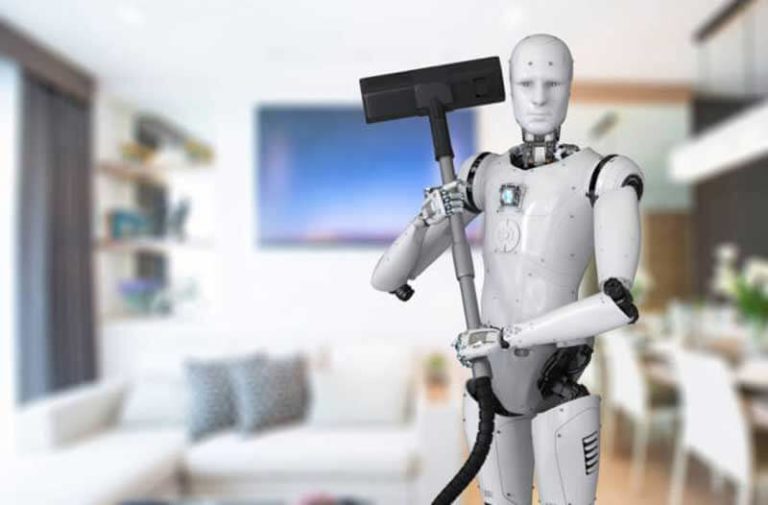 Een humanoïde robot staat in een appartement en houdt een stofzuiger vast