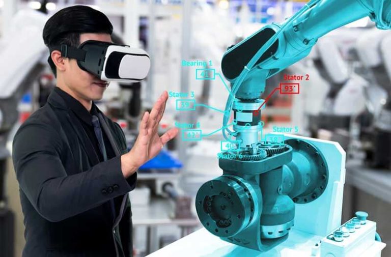 Een man met een VR headset staat in een fabriek en kijkt naar een blauwe virtuele machine