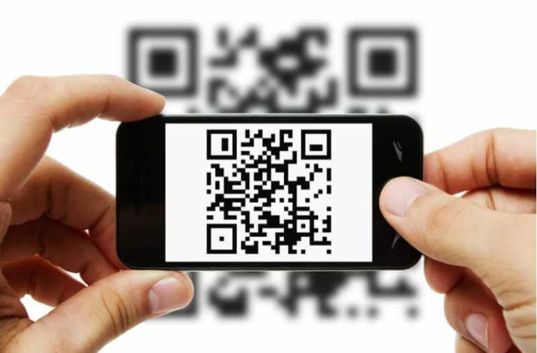 Twee handen houden een smartphone vast waarop een QR-code staat