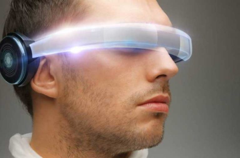 Man met transparante, lichtgevende VR/AR-headset