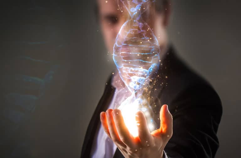 Man in zwart pak strekt hand uit waarboven een hologram van een DNA-streng zweeft