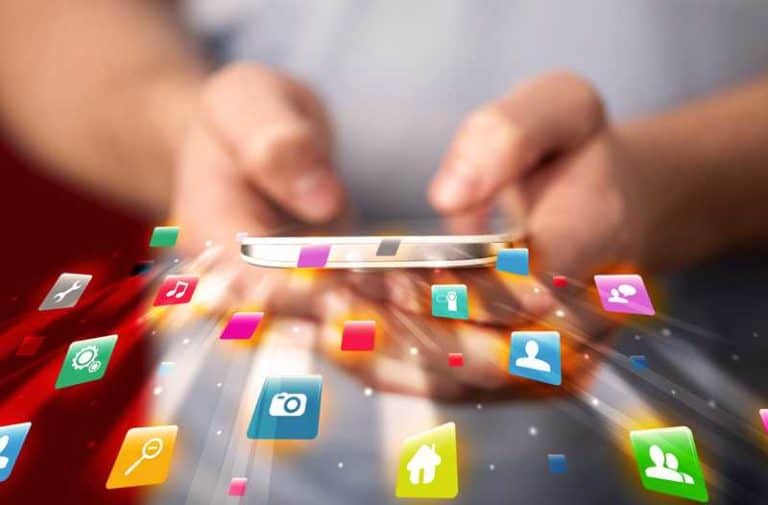 Een persoon typt op een smartphone waarboven een digitale overlay zweeft met gekleurde pictogrammen
