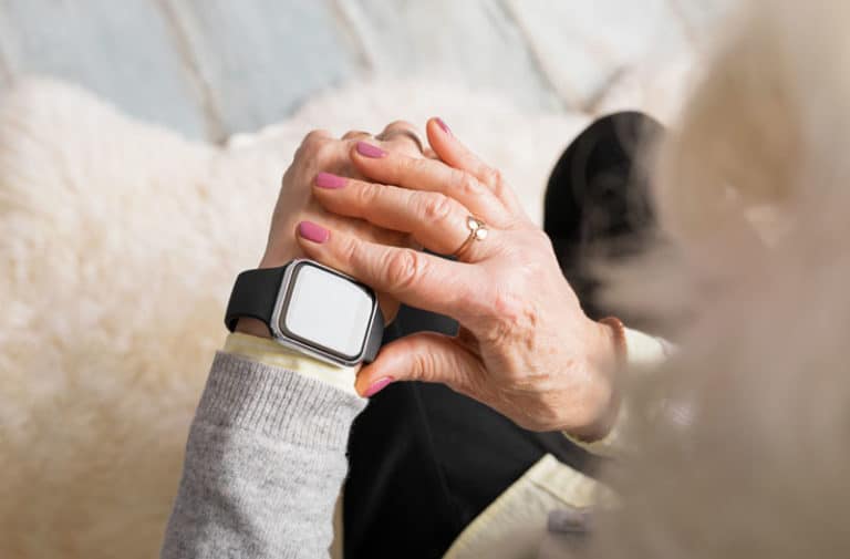 Bejaarde vrouw met een smartwatch om haar linkerpols