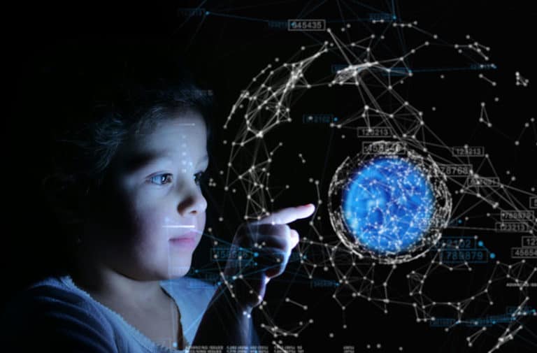 Een kind wijst naar een blauwe lichtgevende bol omringd door datapunten en lijnen