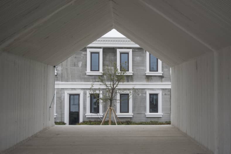 De binnenkant van een 3D-geprinte woning waarachter een andere woning zichtbaar is