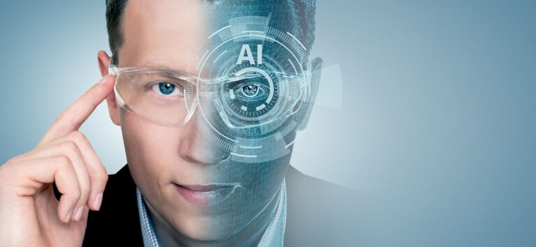 Een man in een pak, met futuristische bril op die een infographic over AI projecteert, kijkt rechtstreeks in de camera.