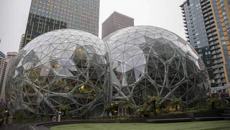 Twee Amazon Spheres van buiten gefotografeerd met hoge gebouwen eromheen