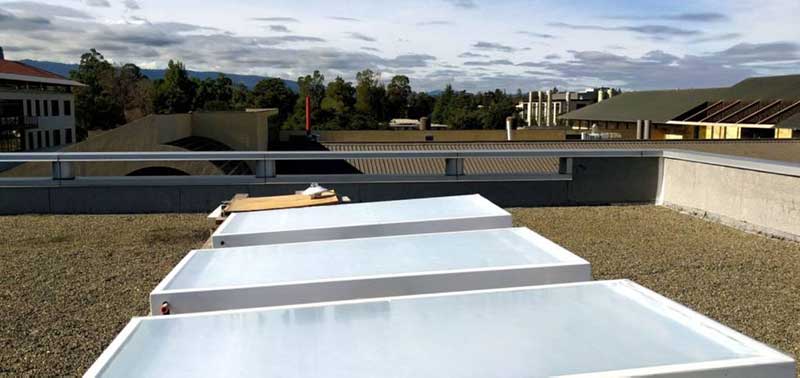  Rooftop equipped with three mirror-like panels